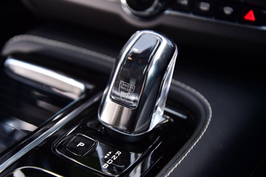 Детали интерьера Volvo S90 T8 R-Design 2018 года  (UK) (фото 10 из 13)